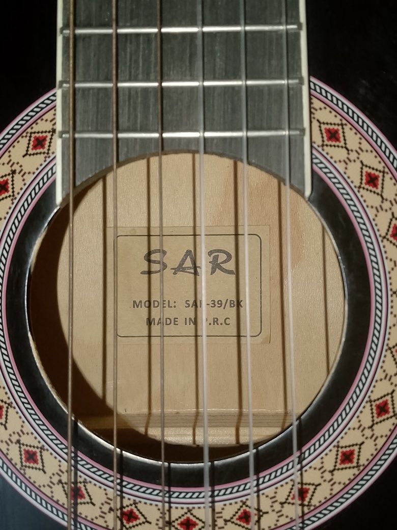 SAR klassic gitara, holati yaxshi qirilgan joylari yoq. Razmeri 39