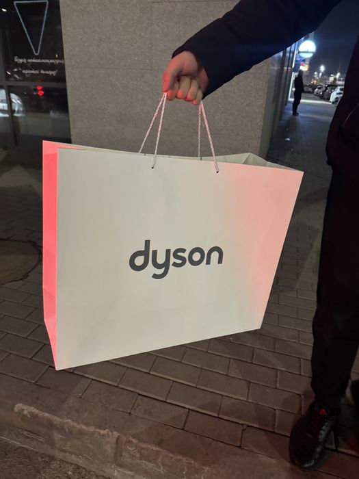 Фирменный пакет и расчески DYSON