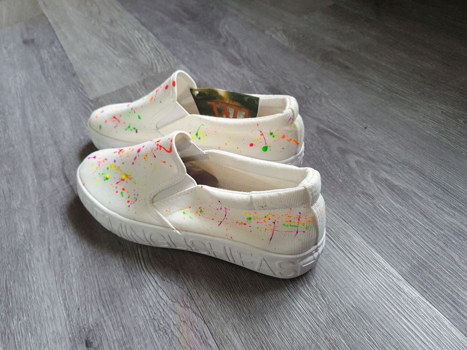 Бели кецове с пръски