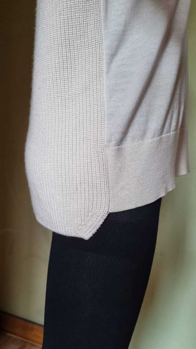 Pulover COS, lana 100%, marimea S mare (potrivit si M). bej deschis