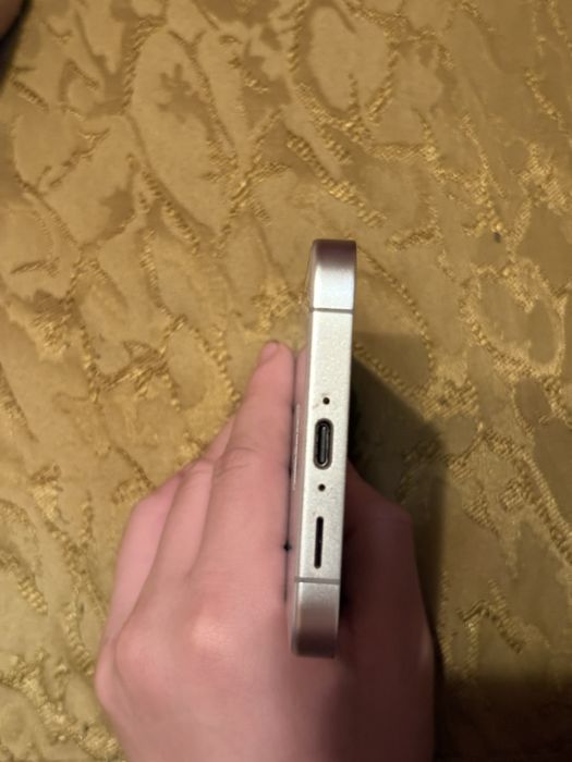 Продавам Samsung S24 fe