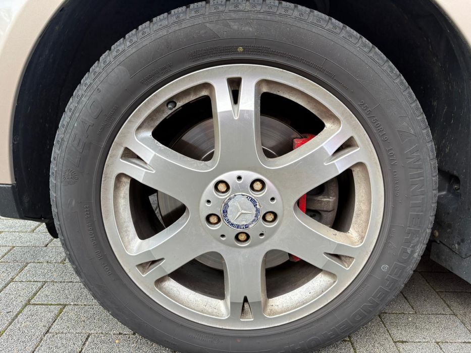 Mercedes ML 320.