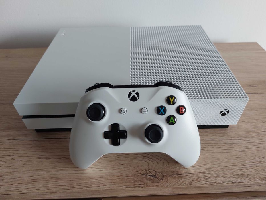 Vând consolă Xbos One S, 1TB