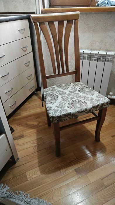 продается деревянный Стол и стулья