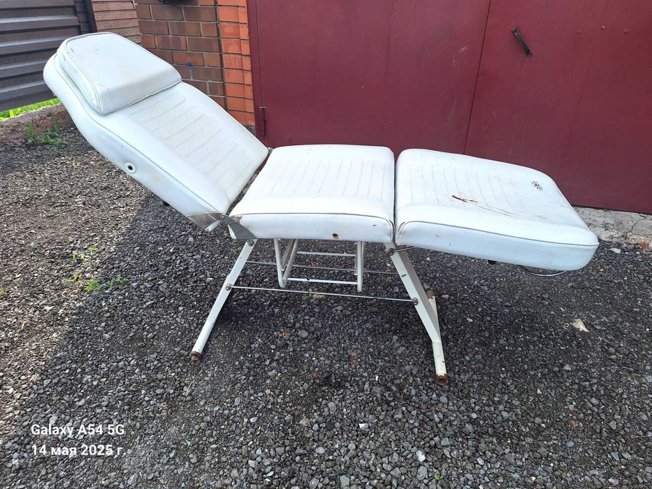 Кушетка подходит для массажа,наращивания ресниц и шугаринга