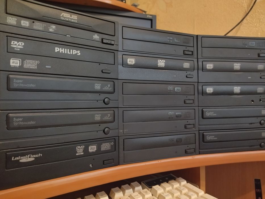 Продам оптический привод DVD IDE