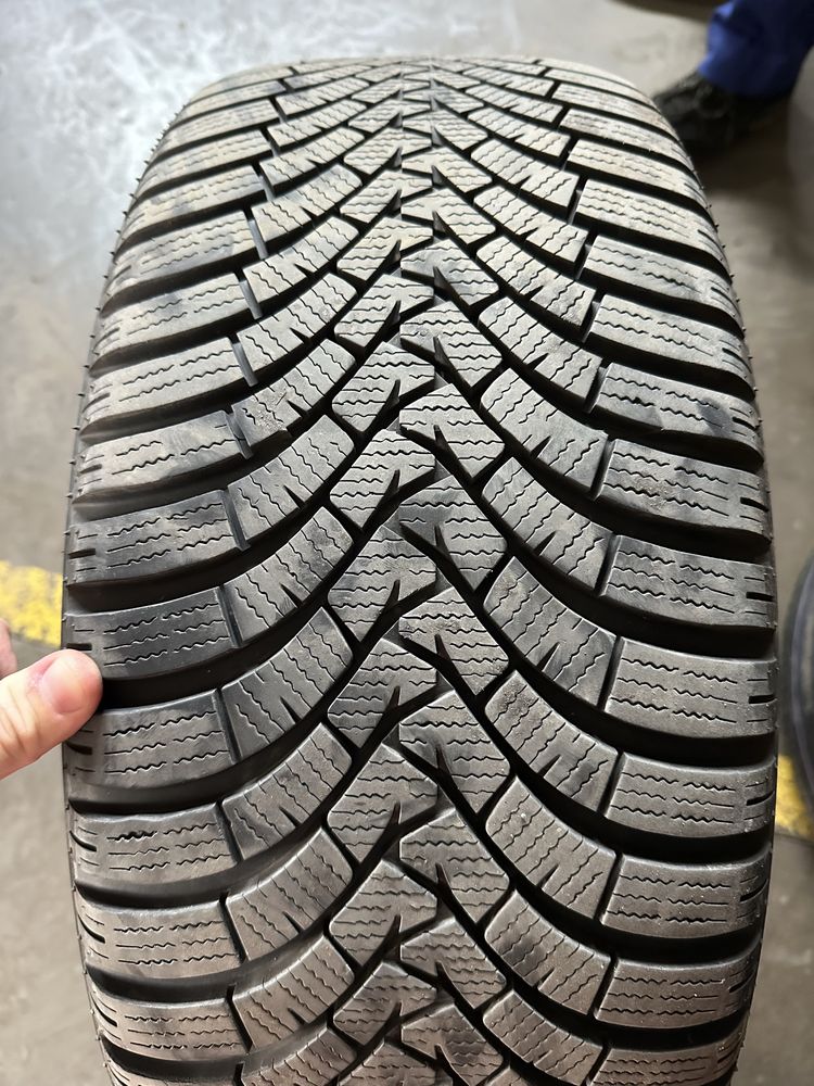 Set 4 anvelope Falken iarnă 255 35 20 runflat 5000 km rulați