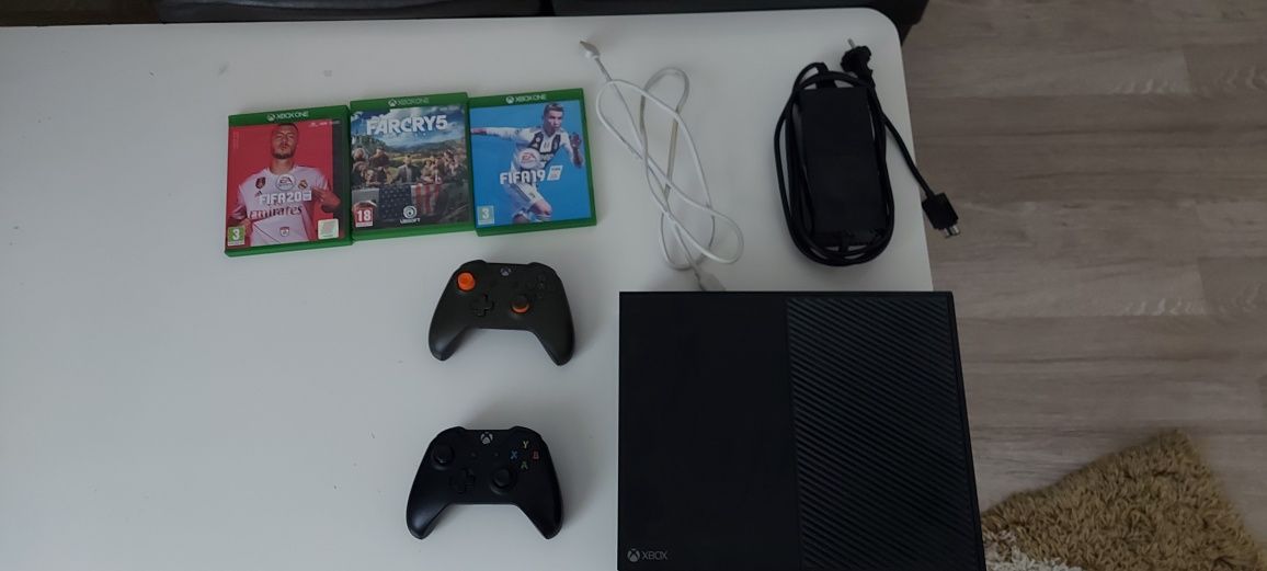 Vând xbox one cu 2 manete