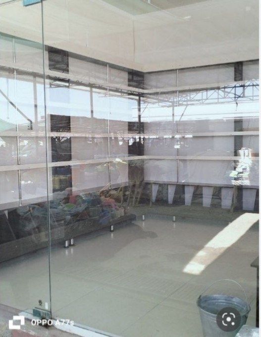 Mebelni polka sotiladi yangi  urtasida meva quyadigan polkasi ham bor.