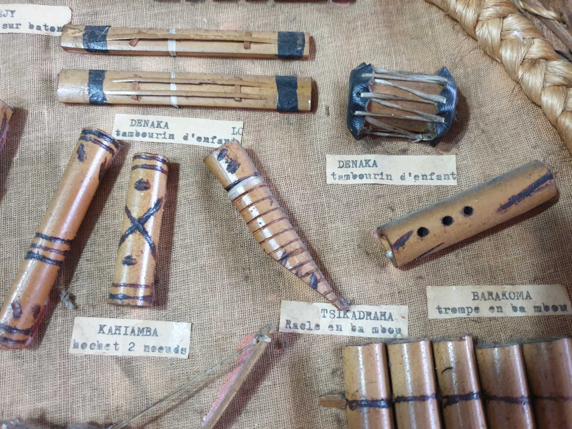 Табло на традиционни Мадагаскарски музикални инструменти