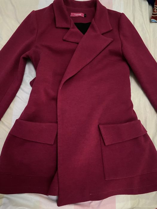 Малиновый костюм с карманом