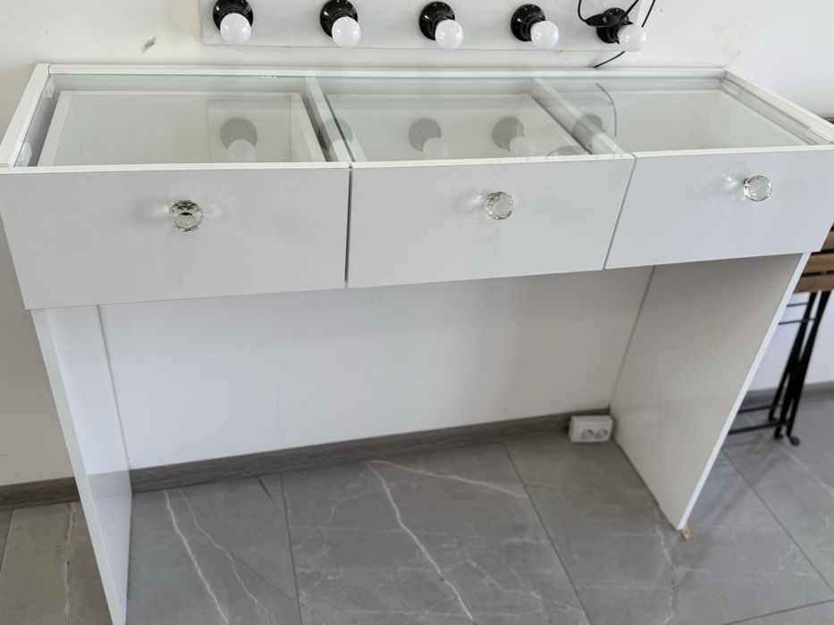 Тоалетка с три чекмеджета и стъклен плот