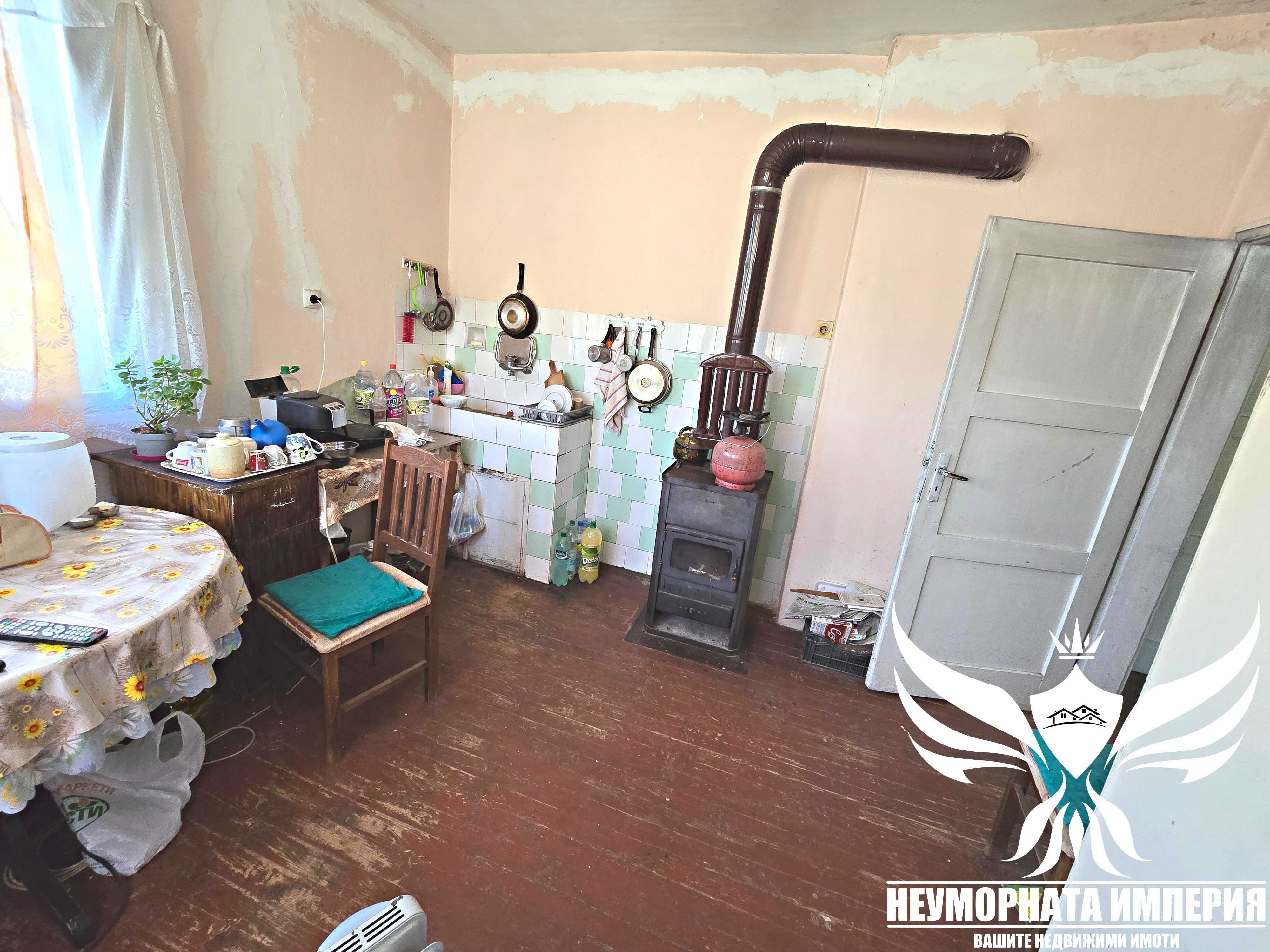 Продавам двуетажна къща 195РЗП с широк двор 1020кв. в с.Тополово