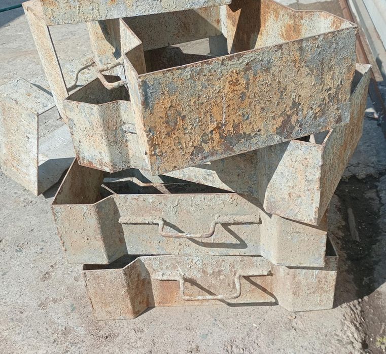 Vând Matrițe pentru capace rigolă