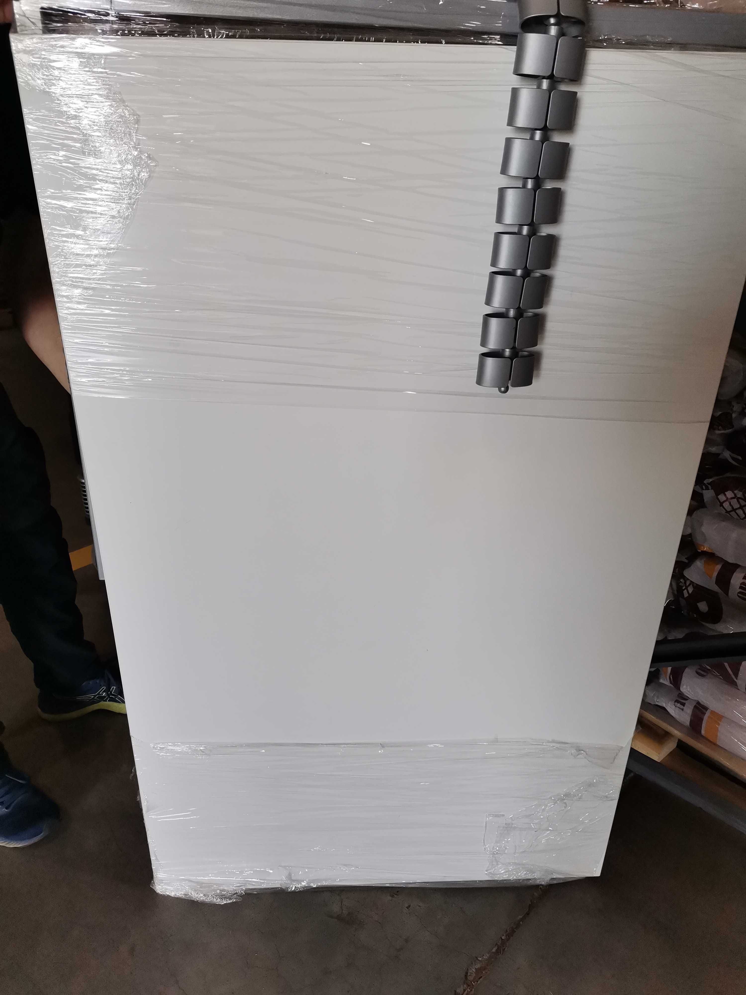 Продавам 2бр бюра Steelcase 130х80 + контейнер 60*42*54