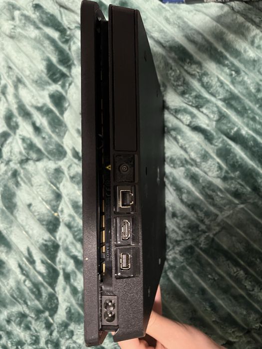 PS4 slim 1TB + 1 maneta + 3 jocuri