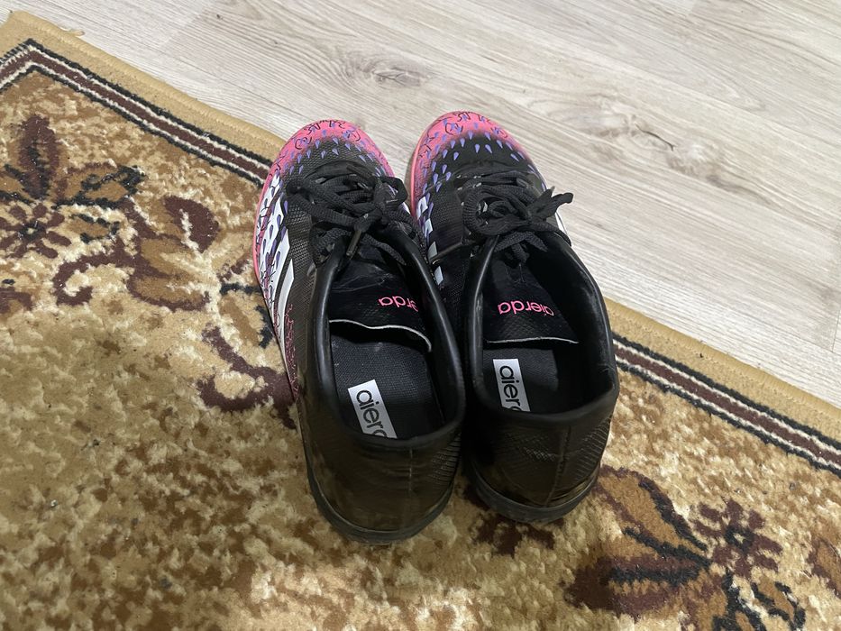 Adidasi de fotbal- sintetic nr 40