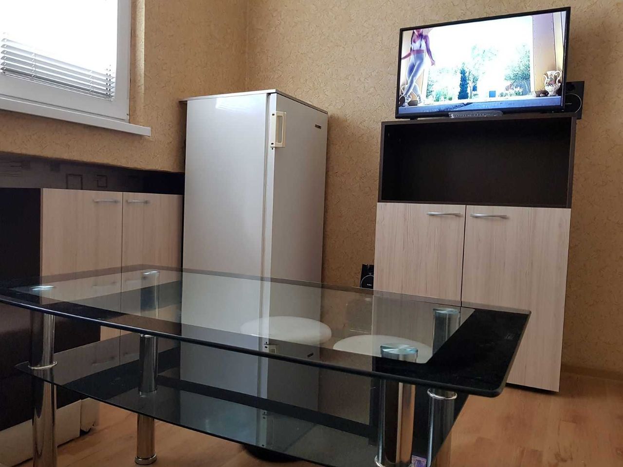 Дава се под наем Двустаен апартамент в Враца, Център - 58 кв.м за 275.4 € - Снимка #2