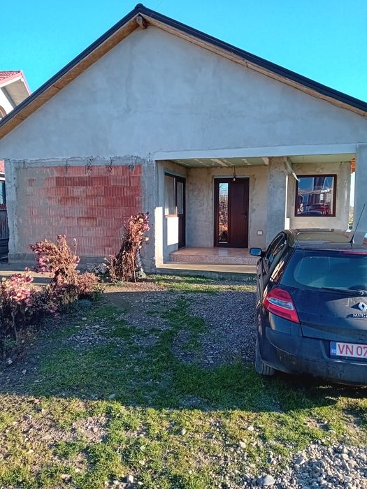 Casă locuibilă la țară plus curte si teren arabil