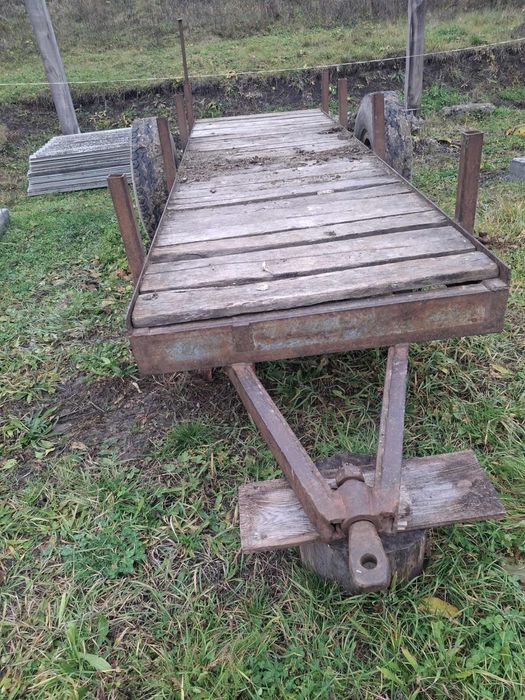 Vand troliu si un căruț dupa tractor
