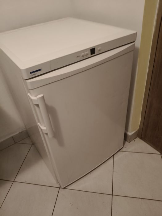 Vândcombină frigorifică cu reglaj temperaturăcu trei sertare