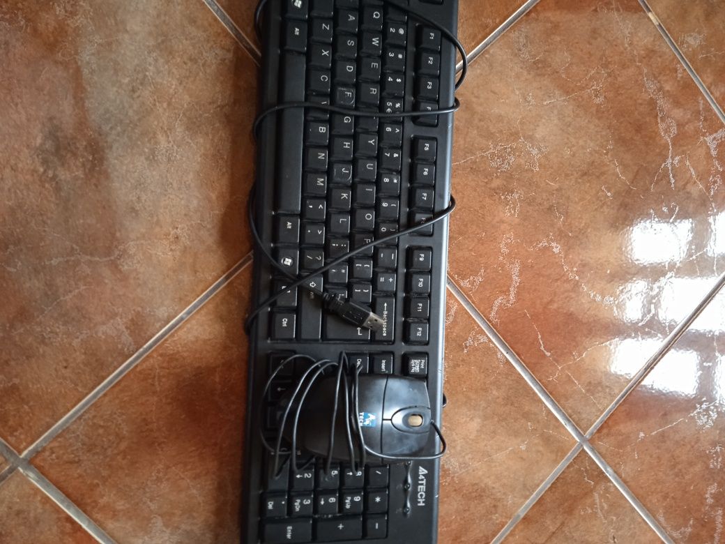 Vând tastatura și mouse