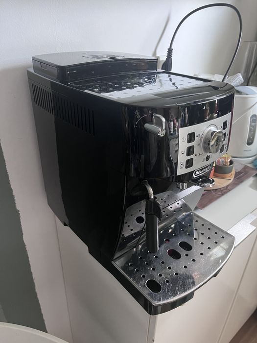 Vând espressor Delonghi Magnifica S