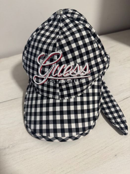 Шапка с козирка Guess
