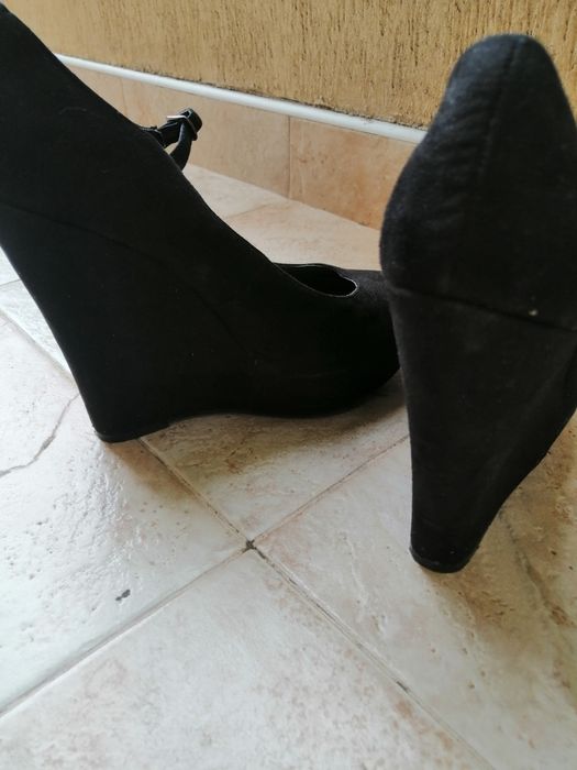 Велурени обувки на платформа. Черни, удобни, стилни