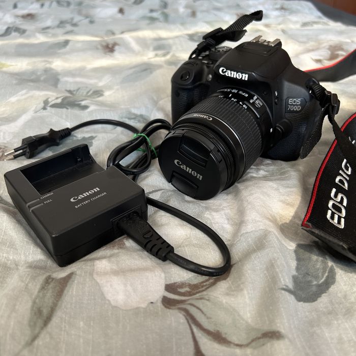 Aparat foto dslr Canon EOS 700D