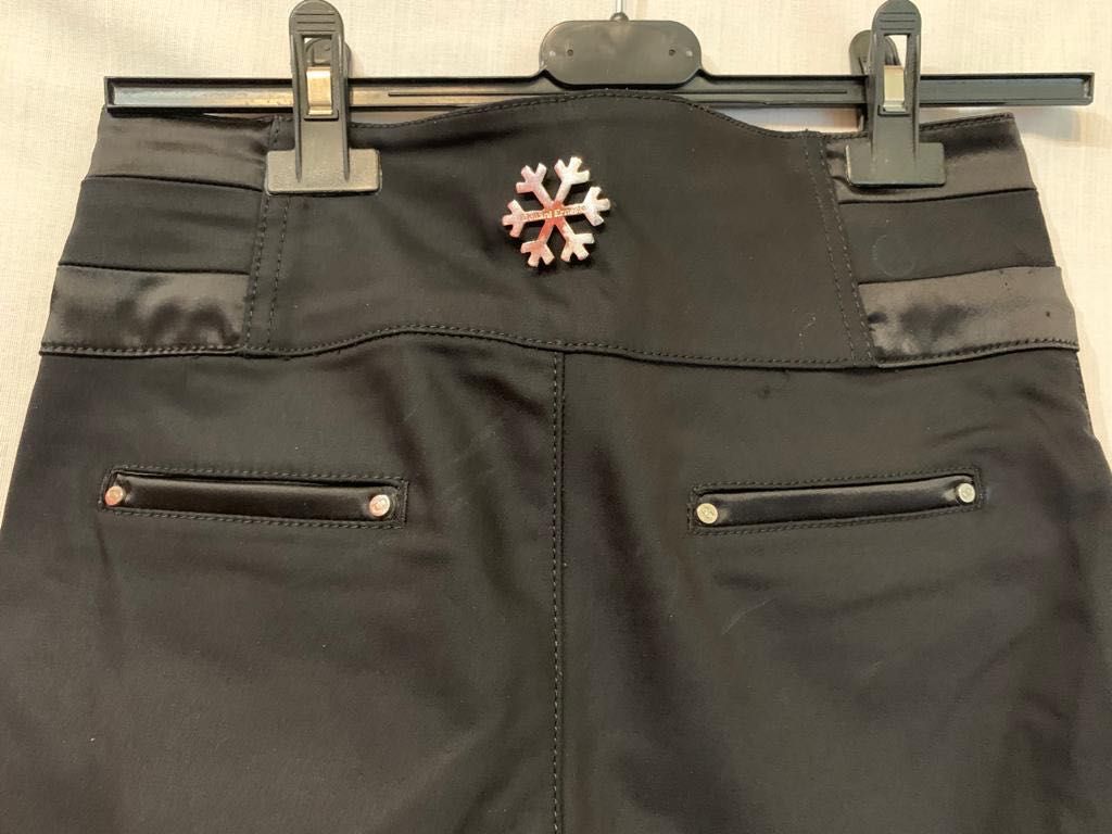 Pantaloni negri, accesorii aurii