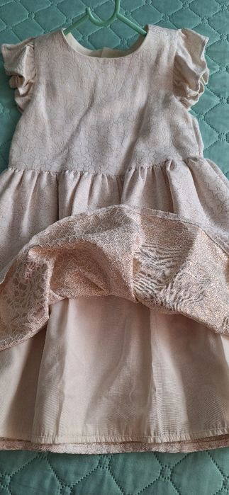 Красива рокля на LC Wikiki  134-140 см.