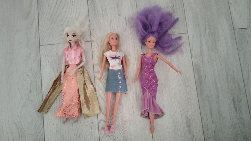 Păpuși Cry Baby și Barbie