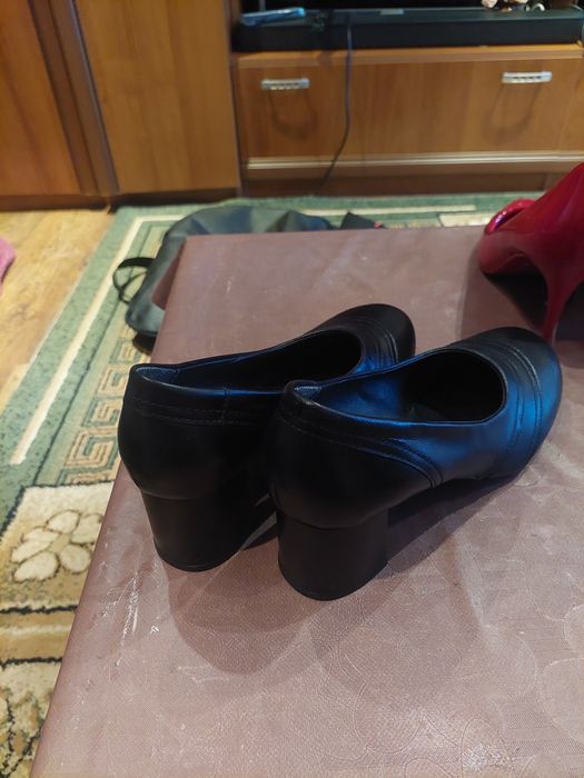 Черни официялни обивки на ток