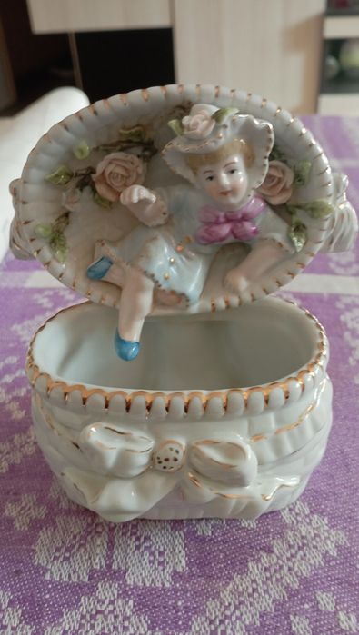 Старинная немецкая статуэтка необычная девочка в шкатулке 50-е года