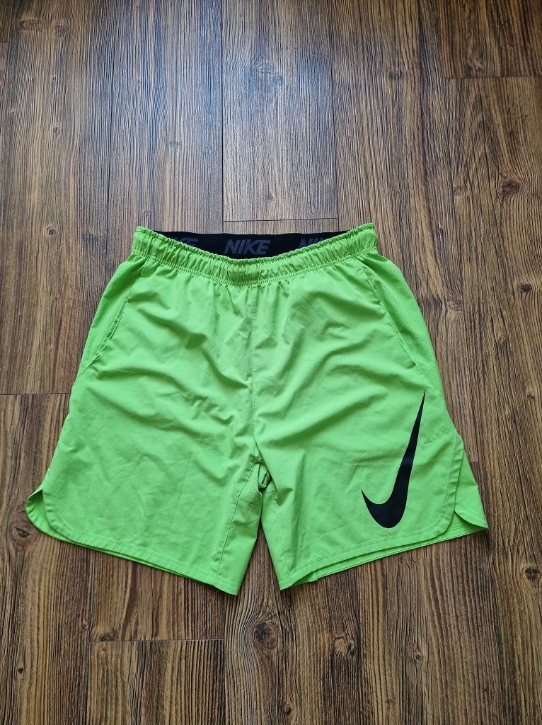 Страхотни мъжки  къси шорти NIKE размер  L