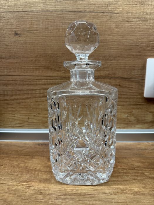 Стъклен декантер за алкохол