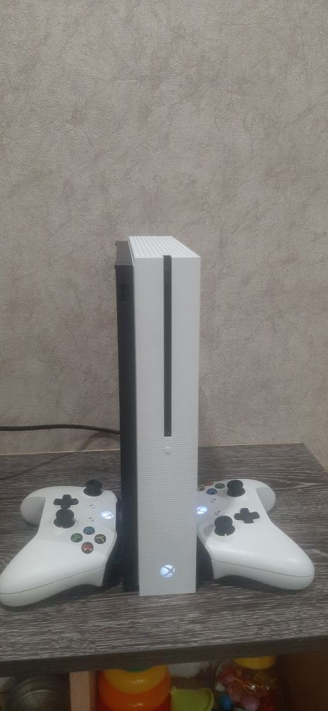 Xbox One S 1TB с двумя геймпадами