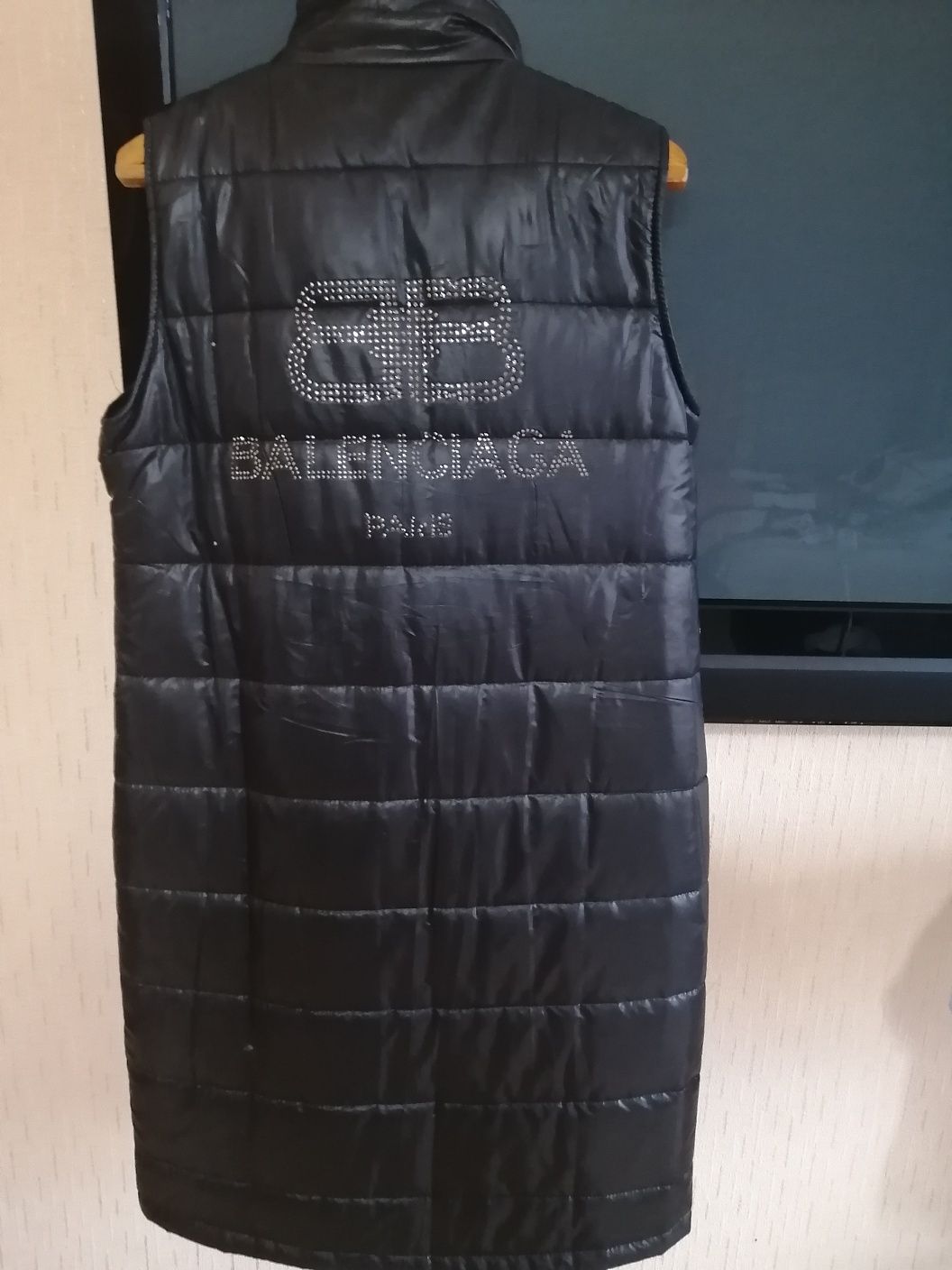 Продам безрукавку чёрного цвета