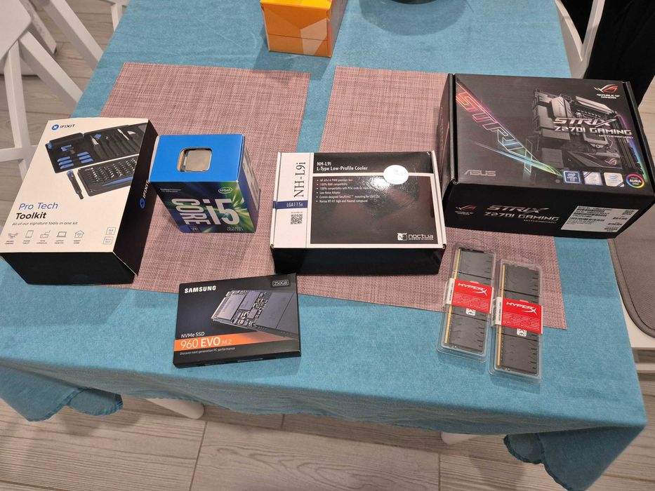 Componente Procesor i5 7400, HyperX Predator DDR4, Noctua, sursă 500