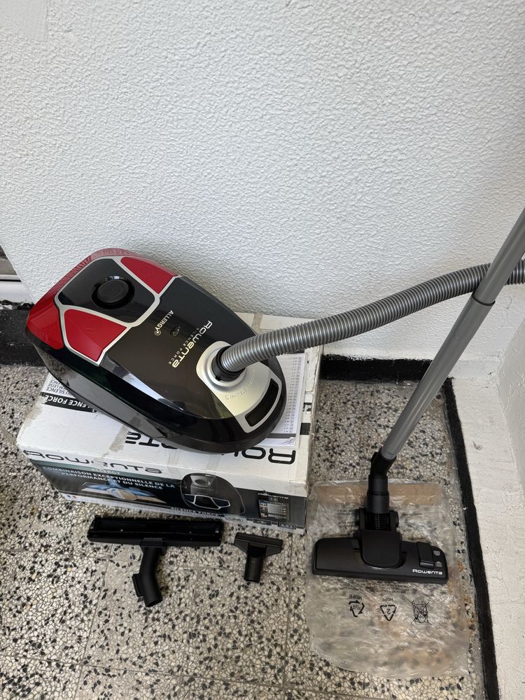 Прахосмукачка с Торба Rowenta RO6859EA Silence Force Allergy+ Parquet!