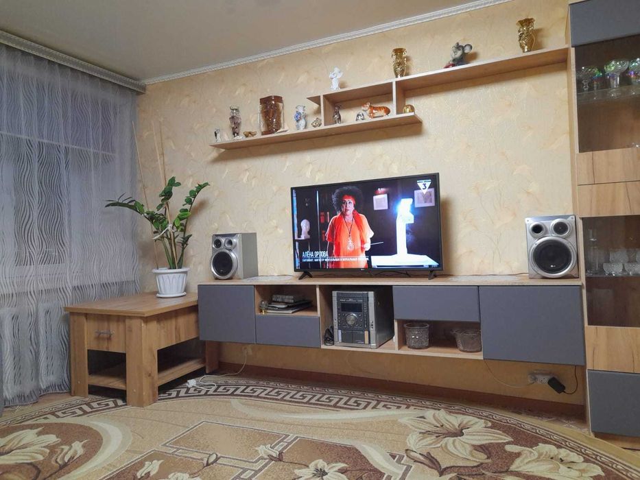 Продам 3-х комн квартиру улучшенной планировки в районе ЖД вокзала.