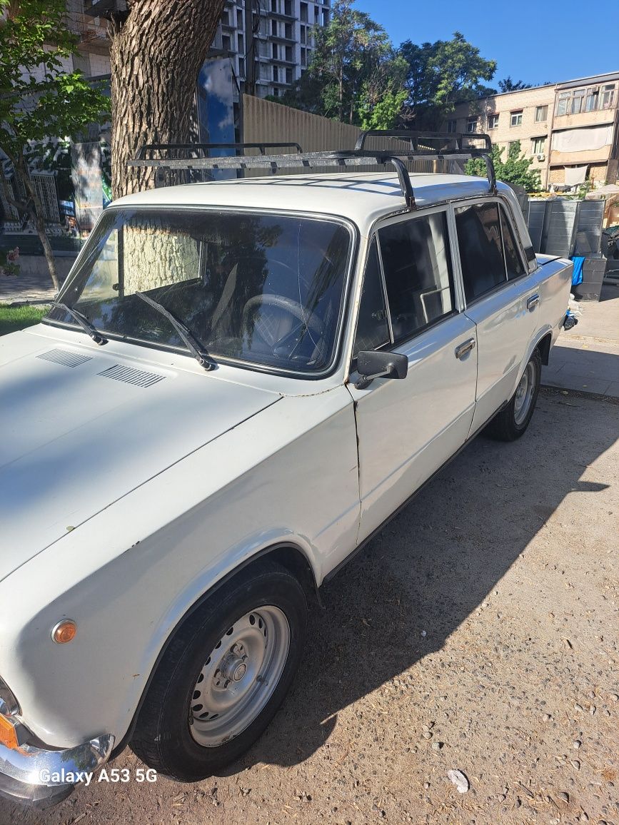 Vaz 21011 sotiladi