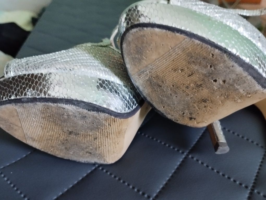 Мегияс обувки на ток носени