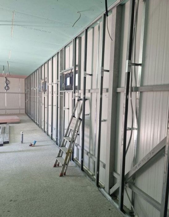 Vand casa pe structura metalica