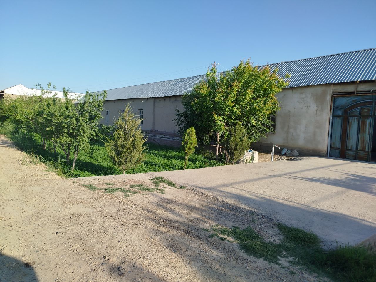 Tez va arzon uy sotiladi 6 sotix gaz suv bor Bustoniy maktab i orqasid