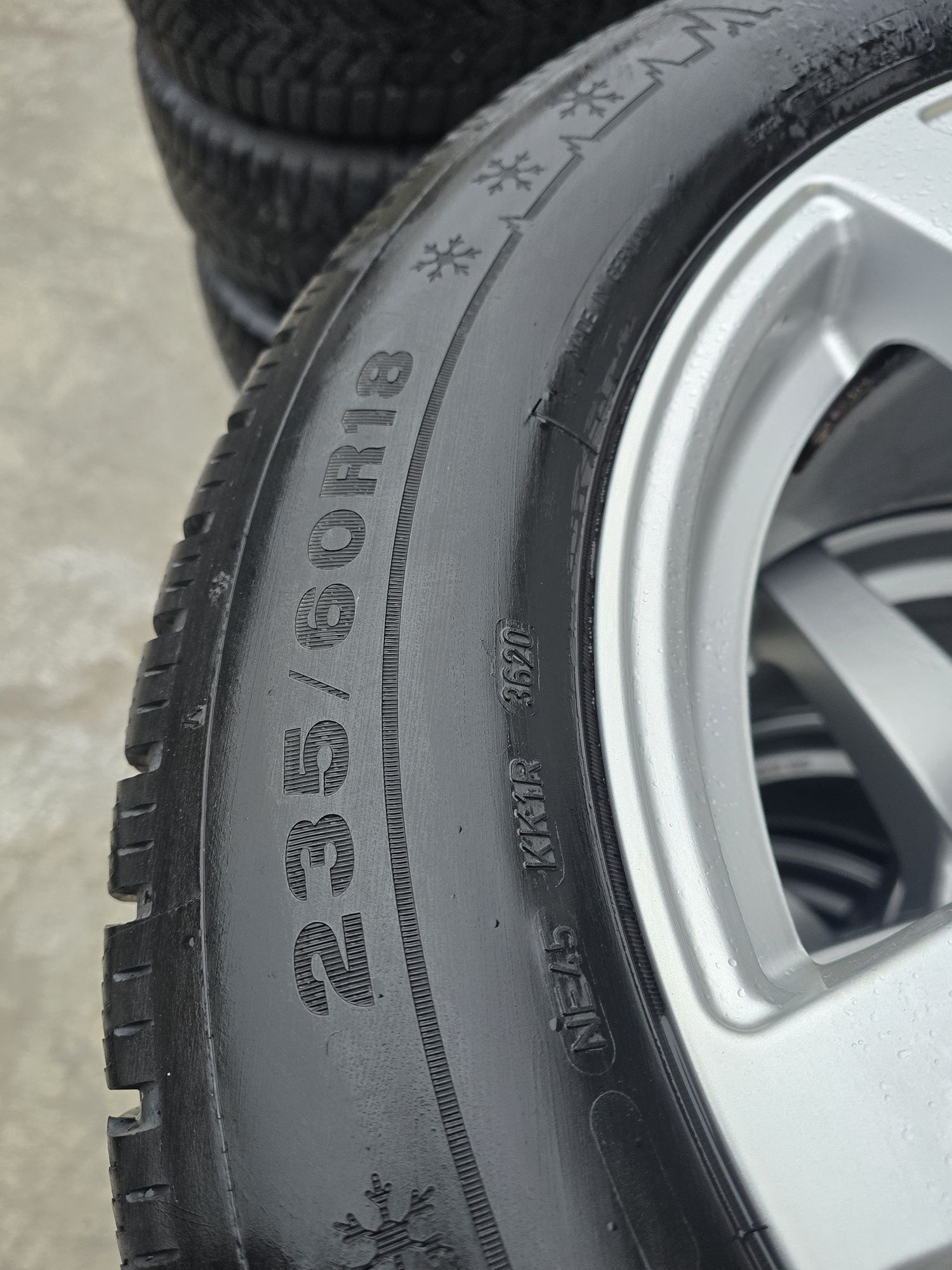 4 Броя 235/60/18 Dunlop 2x6,6mm 2x5,2mm