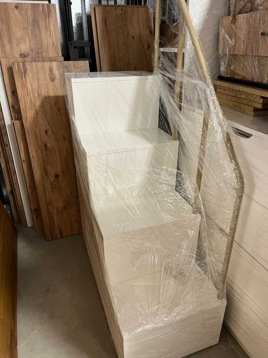 Детски легла на втори етаж със стълба, етажерки и ракли под тях