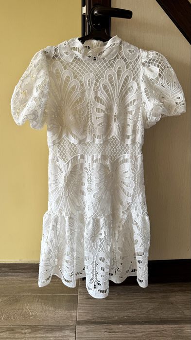Елегантна дантелена  бяла рокля