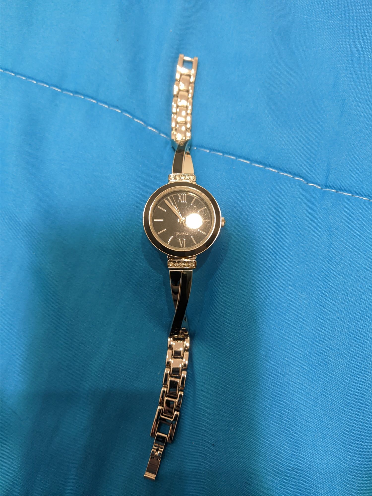 Дамски часовник с метална верижка